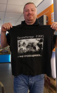 René Brugmans met het allereerste Stonehenge T-shirt